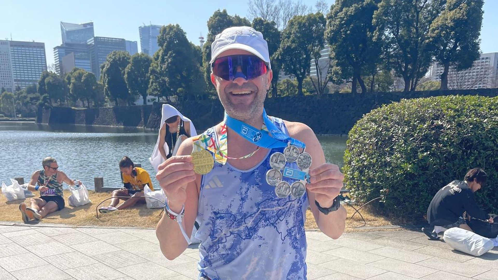 Rubén Torres, en Tokio, con la medalla de finisher de las World Marathon Majors Rubén Torres, en Tokio, con la medalla de finisher de las World Marathon Majors