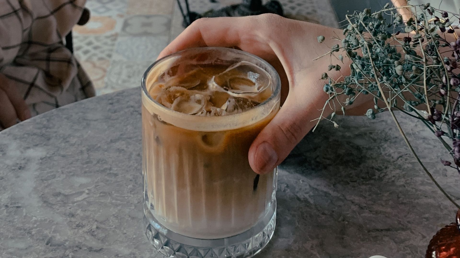 Un café con leche con hielo Un café con leche con hielo