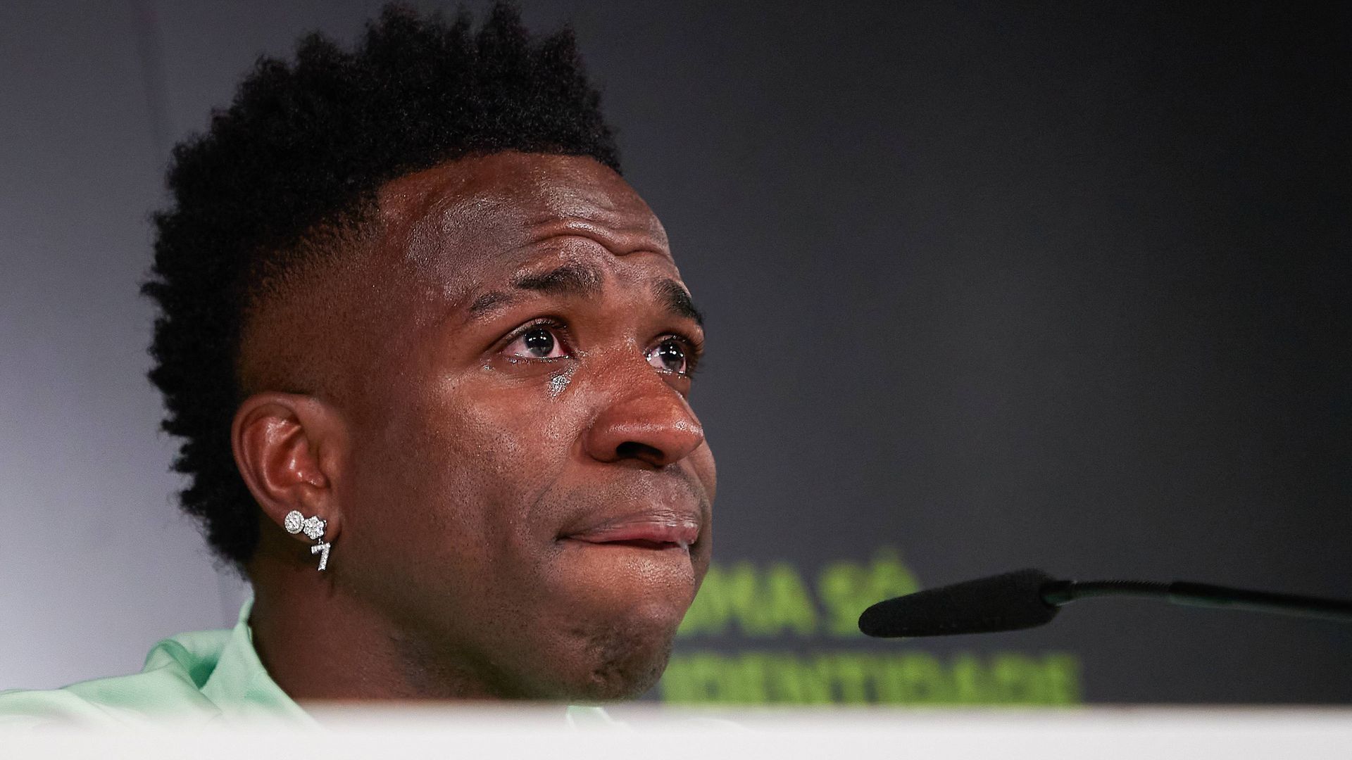 Vinicius rompe a llorar al hablar de su abuela: “Viví hasta los 16 en su casa, hicieron todo para que mi sueño se hiciera realidad”