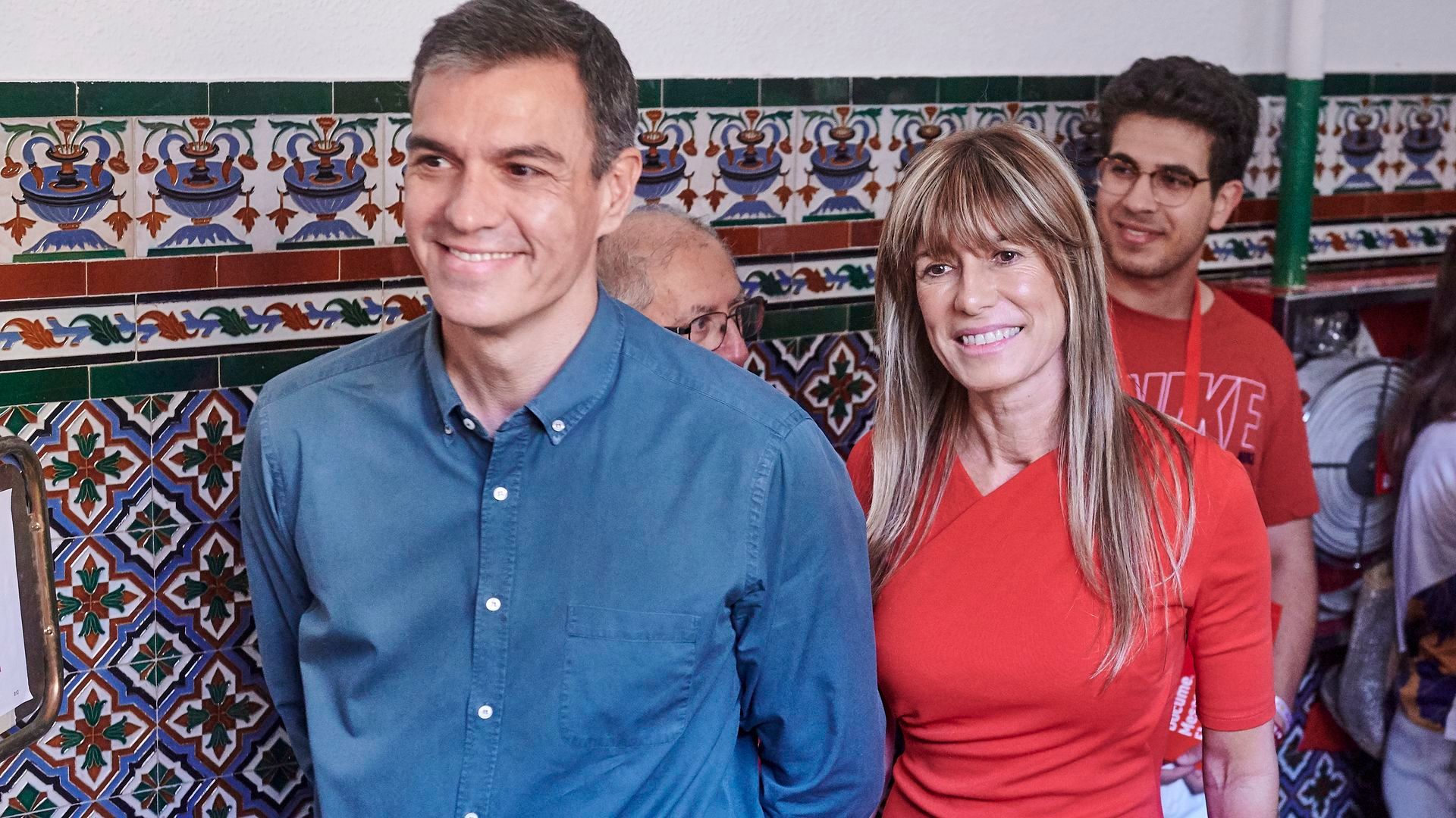Ainhoa, la hija mayor de Pedro Sánchez, finaliza sus estudios de Psicología en Reino Unido, y su madre quiere ir a la graduación