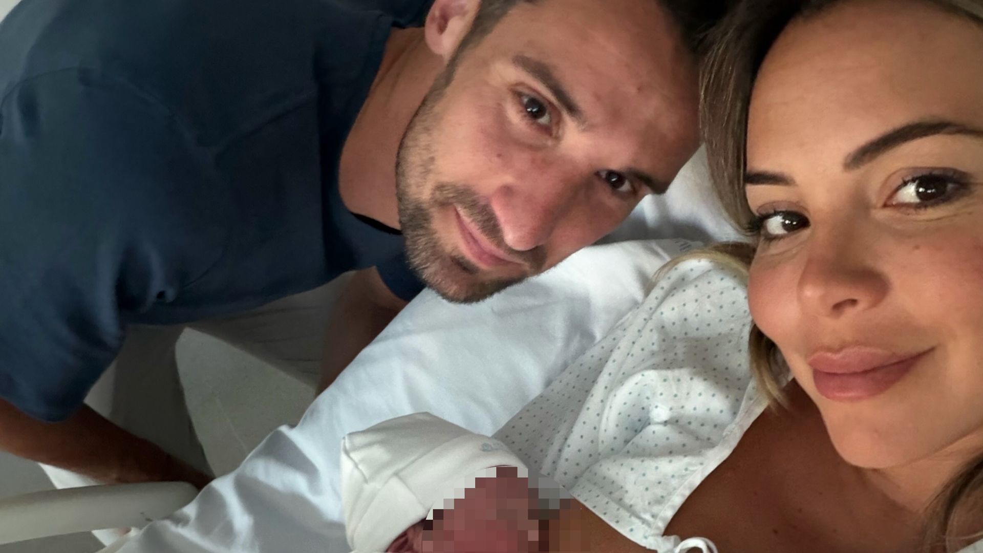 Alba Silva y Sergio Rico con su bebé