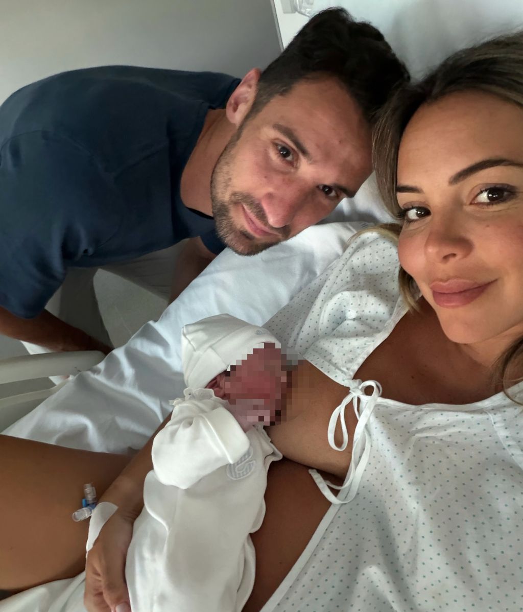 Alba Silva y Sergio Rico con su bebé
