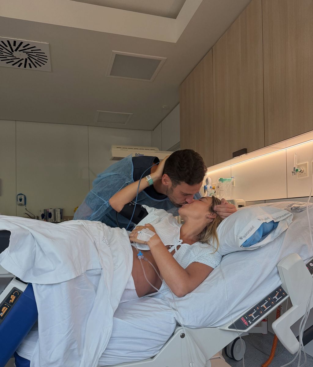 Alba Silva y Sergio Rico tras dar la bienvenida a su hijo