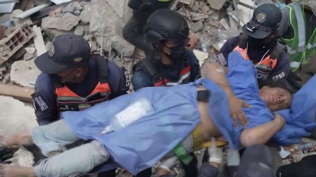 Anatomía de un rescate: 10 horas para salvar a una mujer entre los escombros en Venezuela