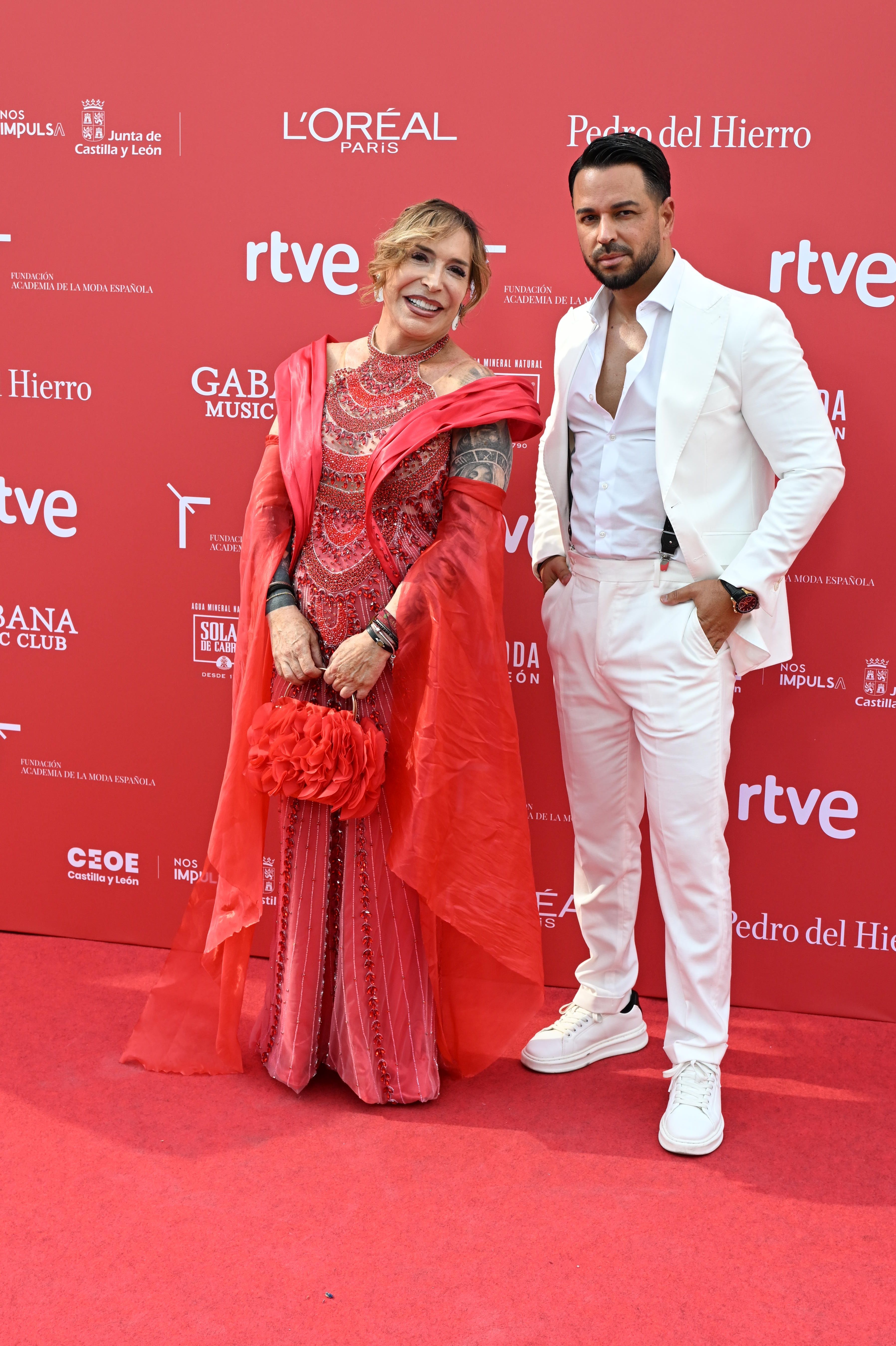 Benita Castejón y Tony R., en la alfombra roja de los Premios de la Academia de la Moda
