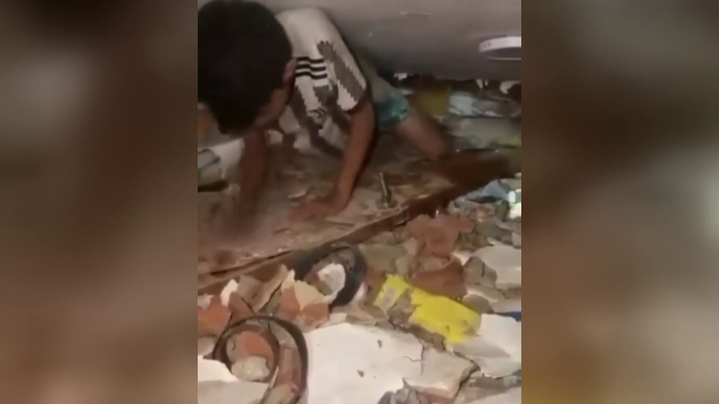 Carlos, el niño de 12 años que ha sobrevivido cinco días bajo los escombros de los terremotos en La Guaira, Venezuela