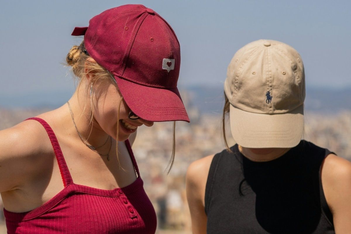 Con gorra en verano