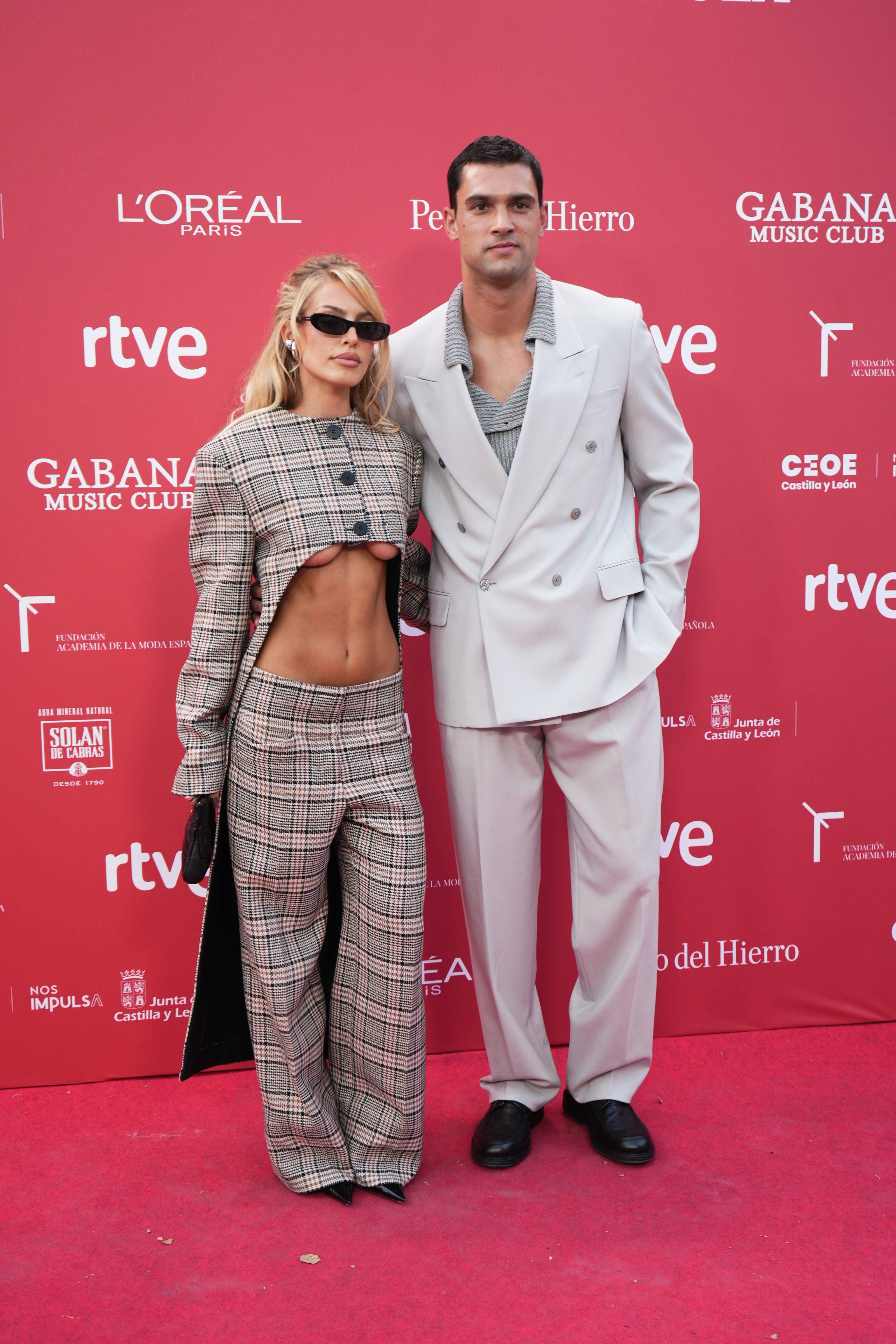 Jessica Goicoechea y Manu Moreno, en la alfombra roja de los Premios de la Academia de la Moda