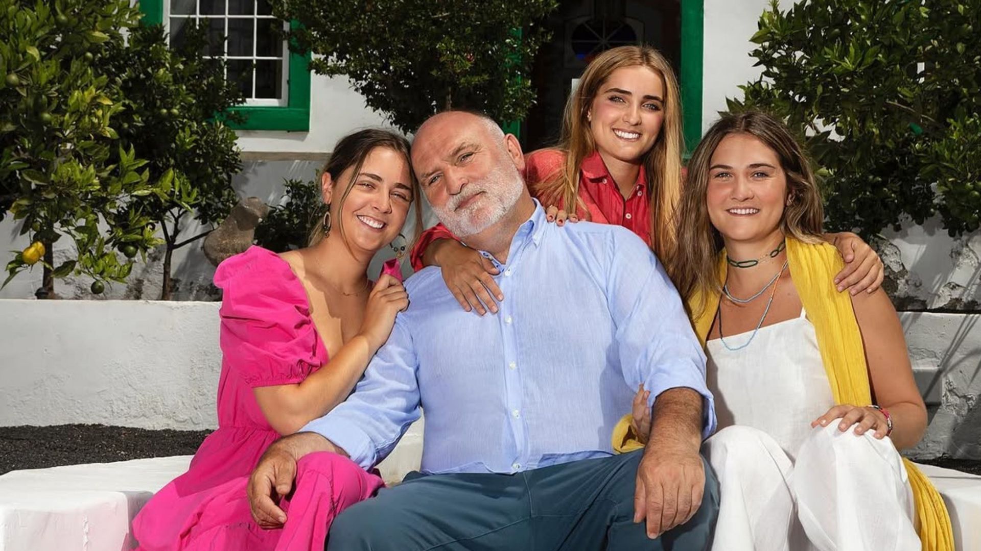 José Andrés con sus hijas: Lucía (izq.), Inés (centro) y Carlota (dcha.)