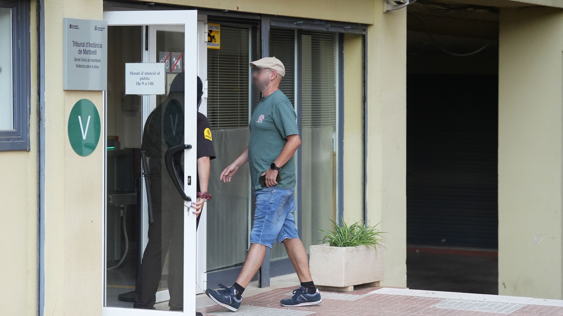 Los dos excursionistas que asistieron a Jonathan Andic aseguran que estaba "en shock" tras la caída de su padre