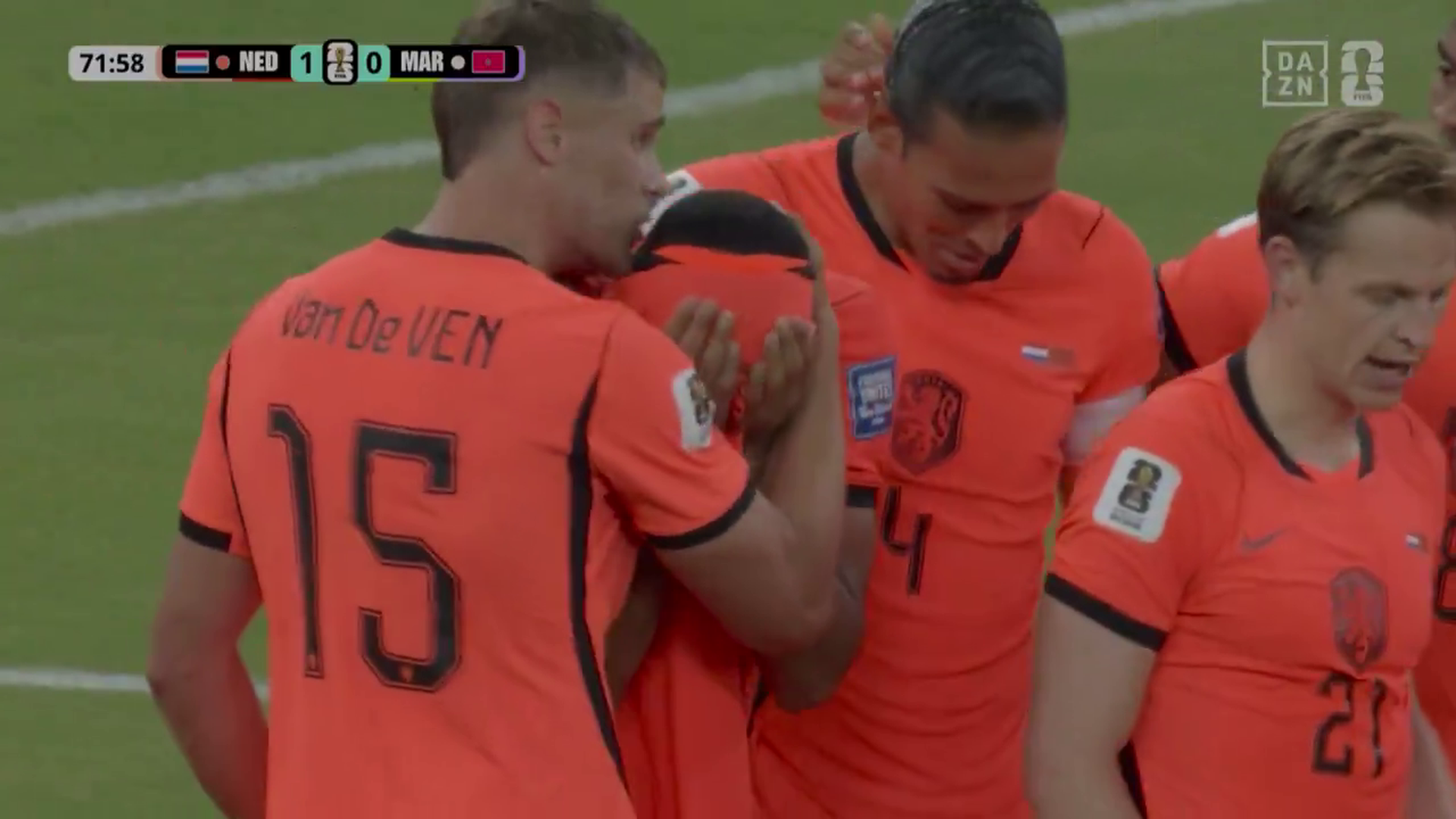 Los jugadores de Países Bajos arropan a Gakpo tras el gol