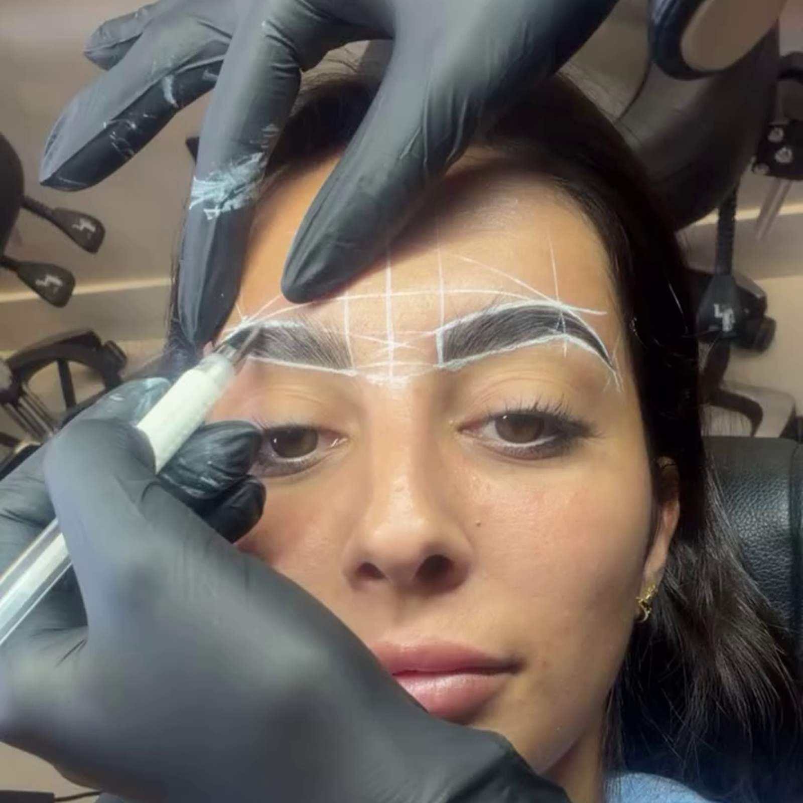 Marieta haciéndose un laminado de cejas