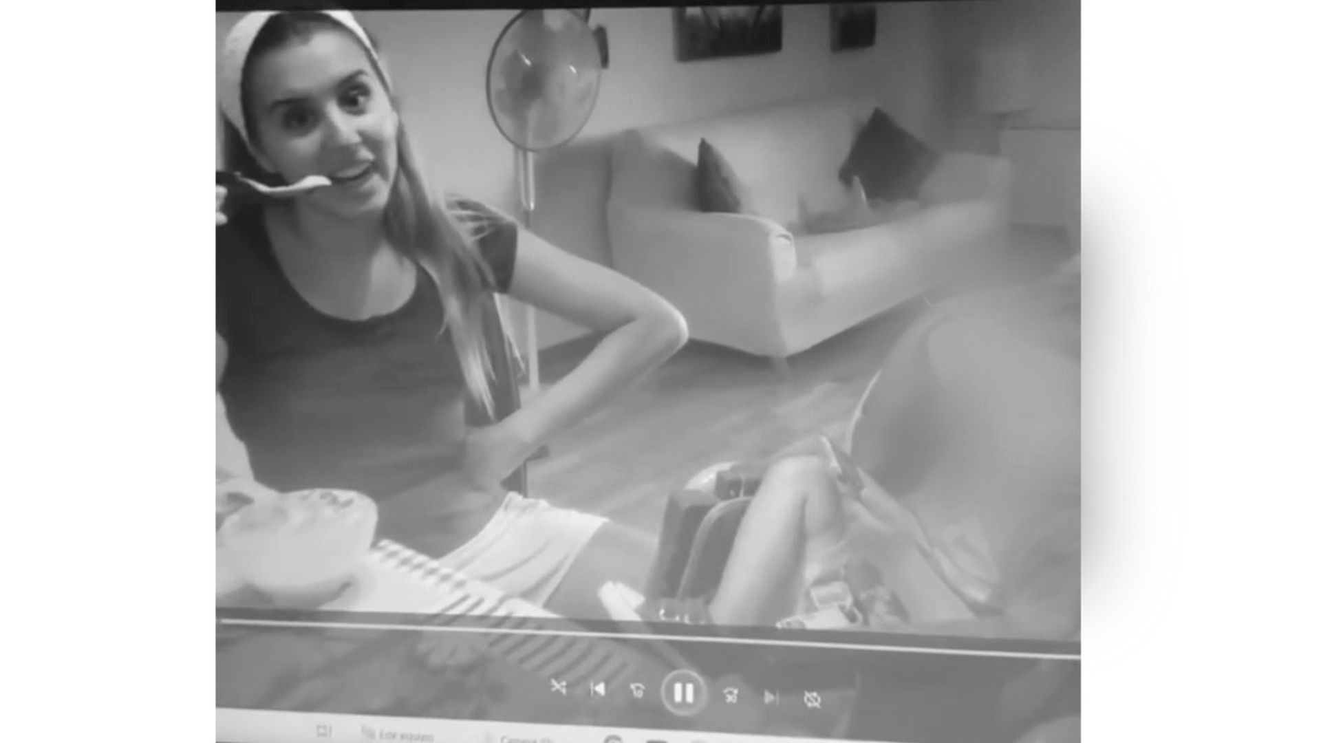 Marina García cuidando a su hermano cuando era bebé