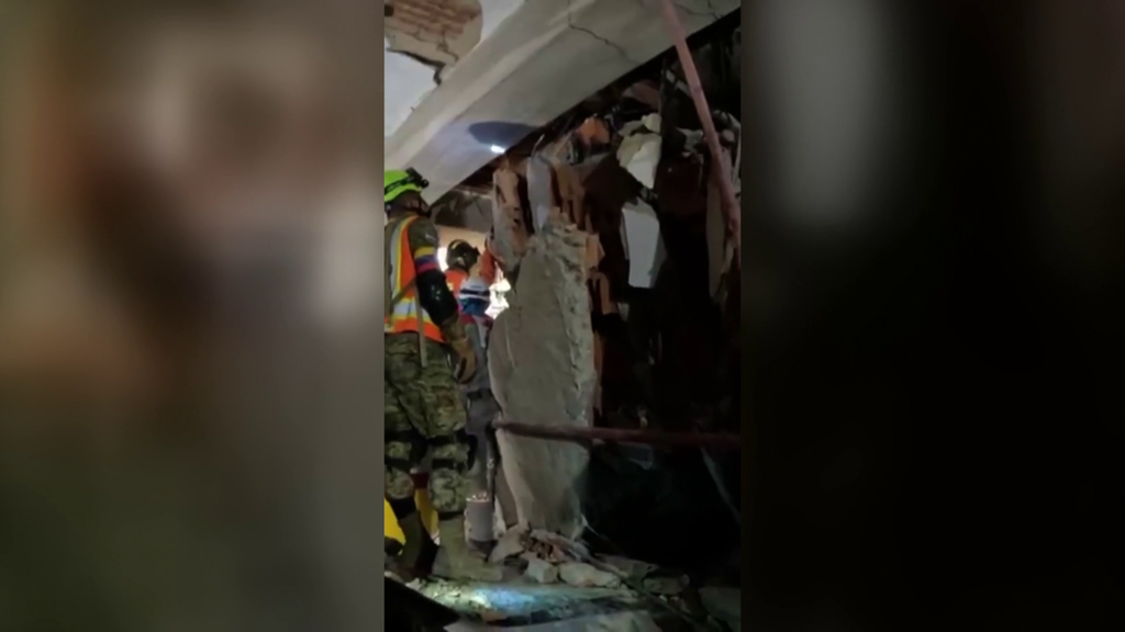 Operación crítica para salvar a Hernán, atrapado bajo los escombros de un centro comercial en Venezuela: “Se le está suministrando agua con una manguera”
