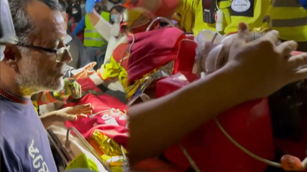 Rescatan con vida a un niño tras 122 horas bajo un edificio derrumbado en Venezuela: "Estás bien. Te vamos a cuidar"