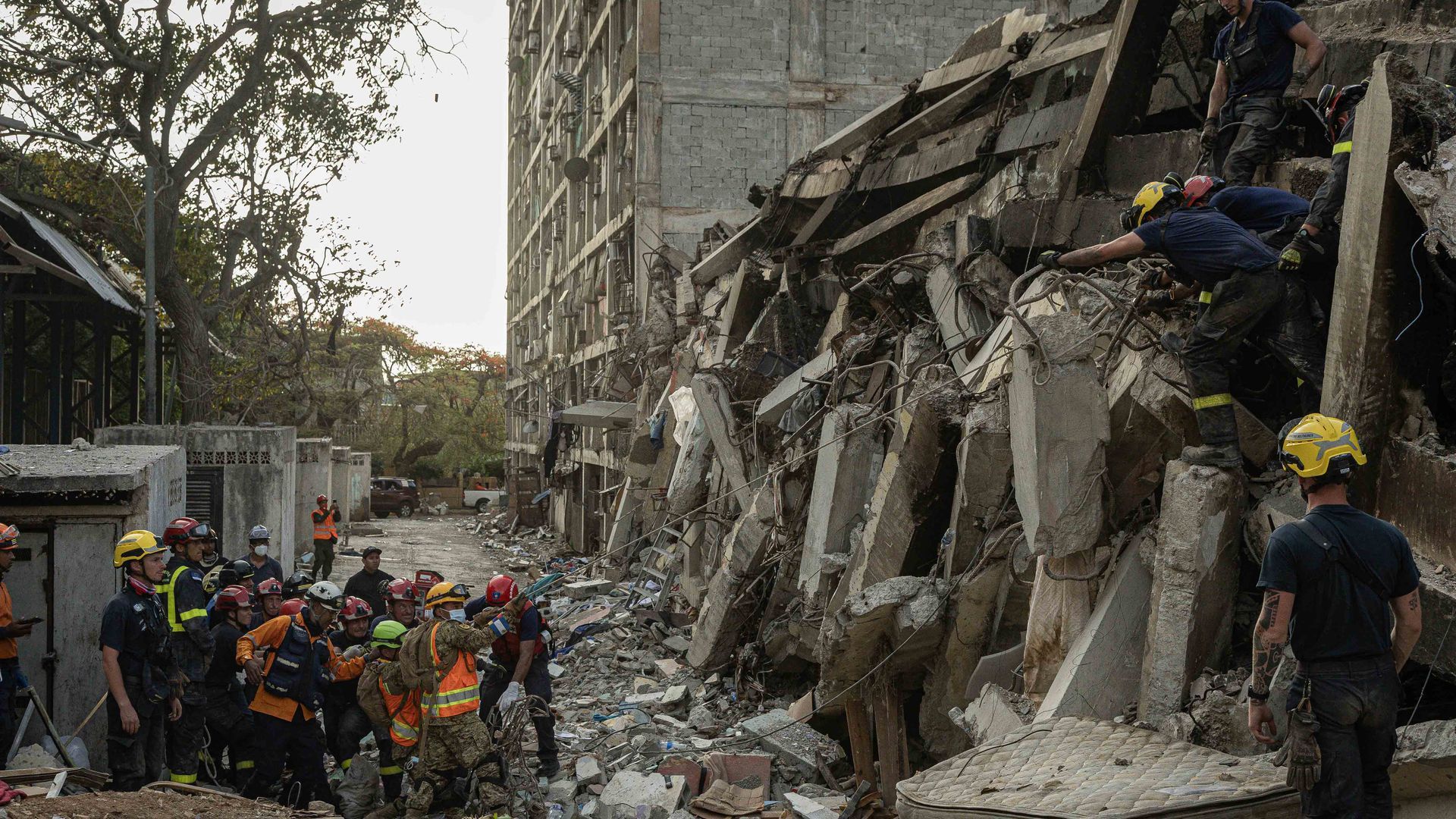 Rescatistas buscan sobrevivientes por el doble terremoto de magnitud 7,2 y 7,5 que sacudieron la zona norte de Venezuela