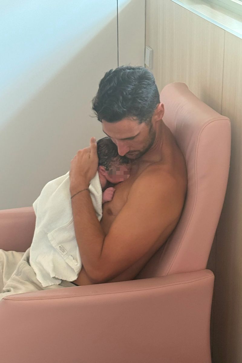 Sergio Rico con su bebé