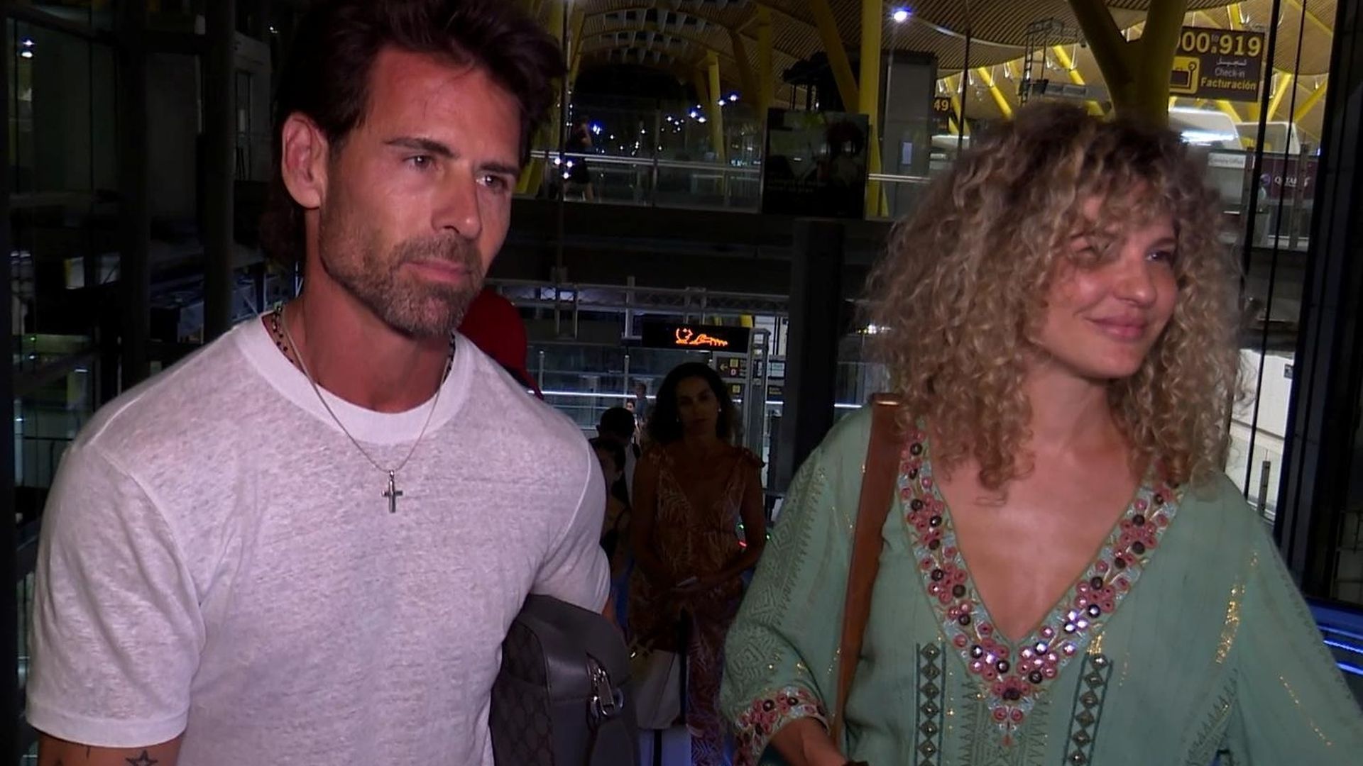 Sheila Casas y Sergio González, captados a su llegada a Madrid tras su romantica escapada a Ibiza