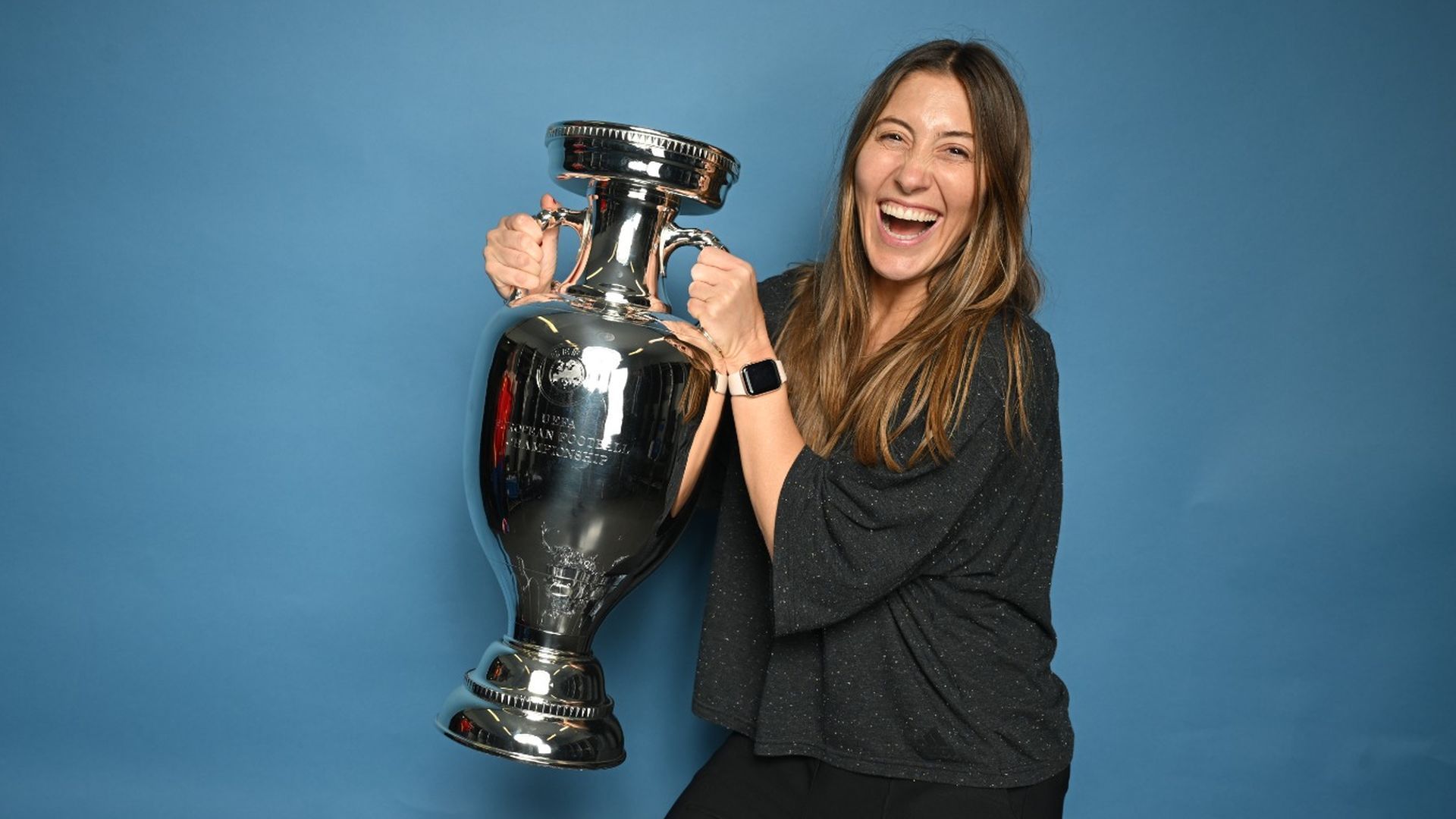 Toscana Viar, nutricionista de la selección española, levanta la Eurocopa 2024 ganada por España.