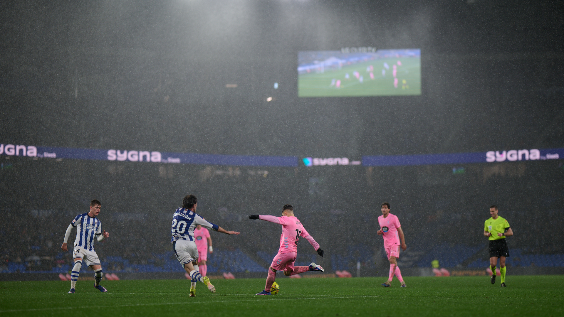 Una capa de lluvia cae sobre Anoeta en el último Real Sociedad-Celta