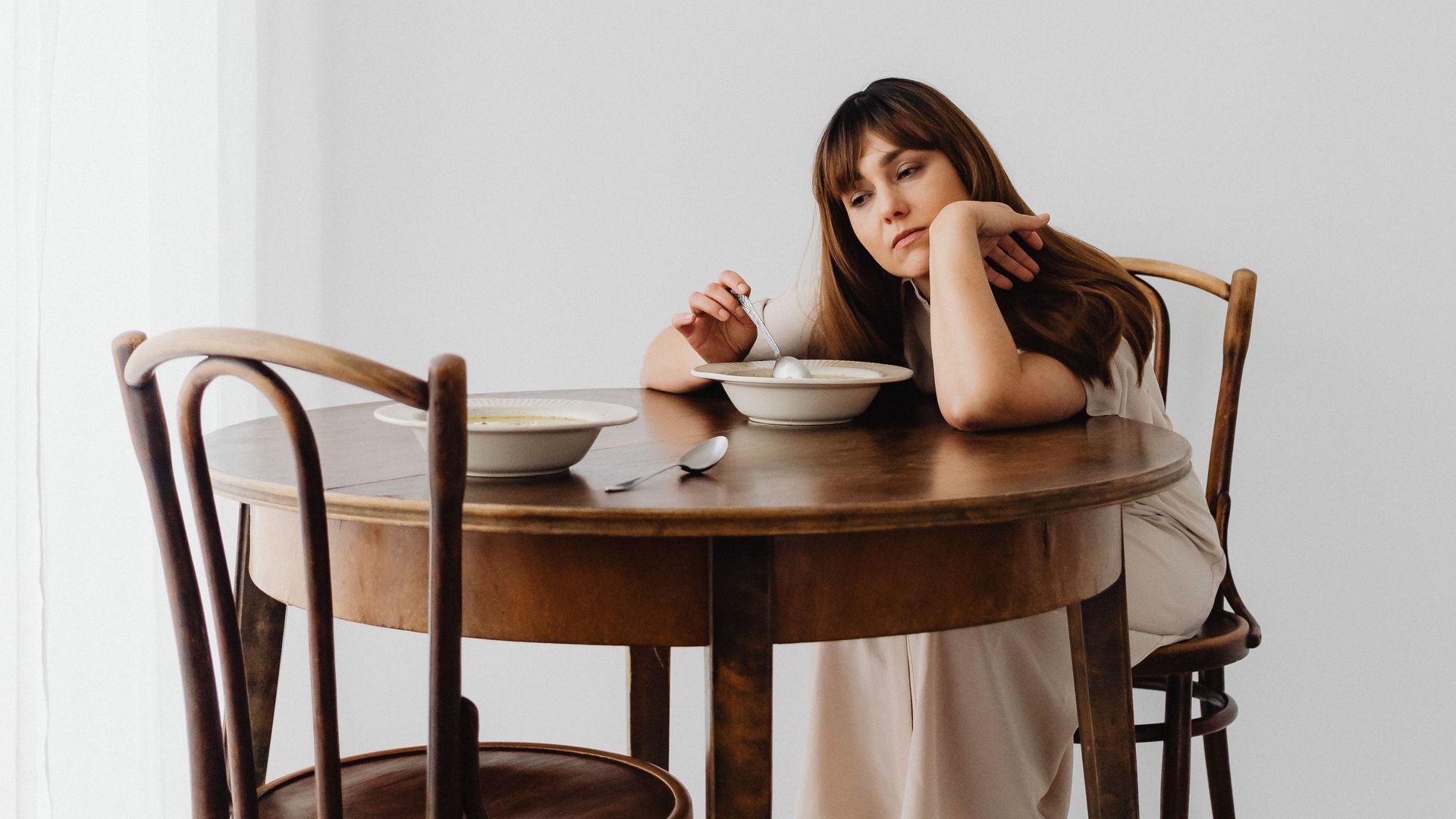 Una chica comiendo triste Una chica comiendo triste