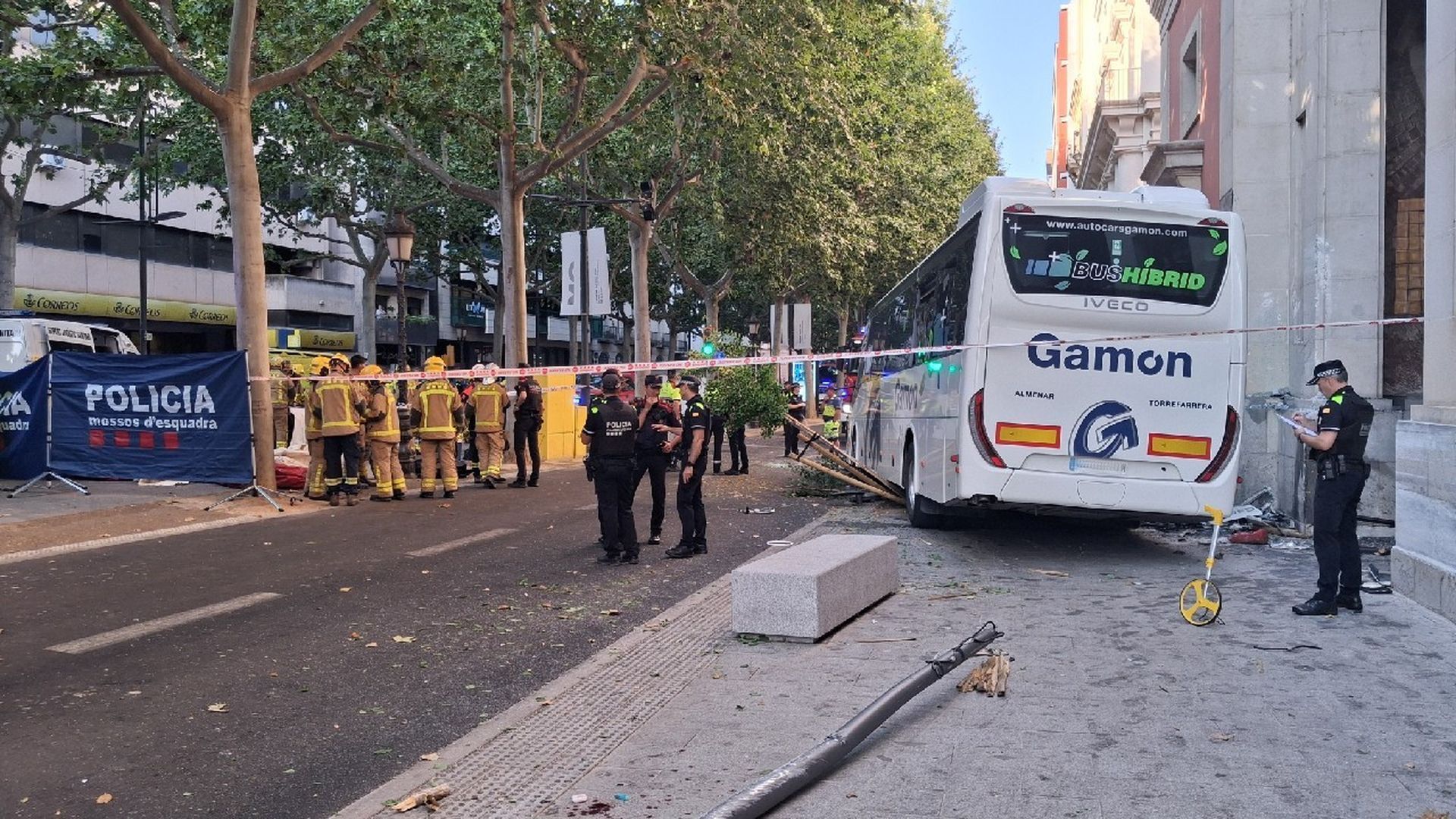 Al menos 43 heridos, cuatro en estado crítico, al chocar un autobús contra un edificio en Lleida: el conductor perdió el control tras salir de la estación Al menos 43 heridos, cuatro en estado crítico, al chocar un autobús contra un edificio en Lleida: el conductor perdió el control tras salir de la estación