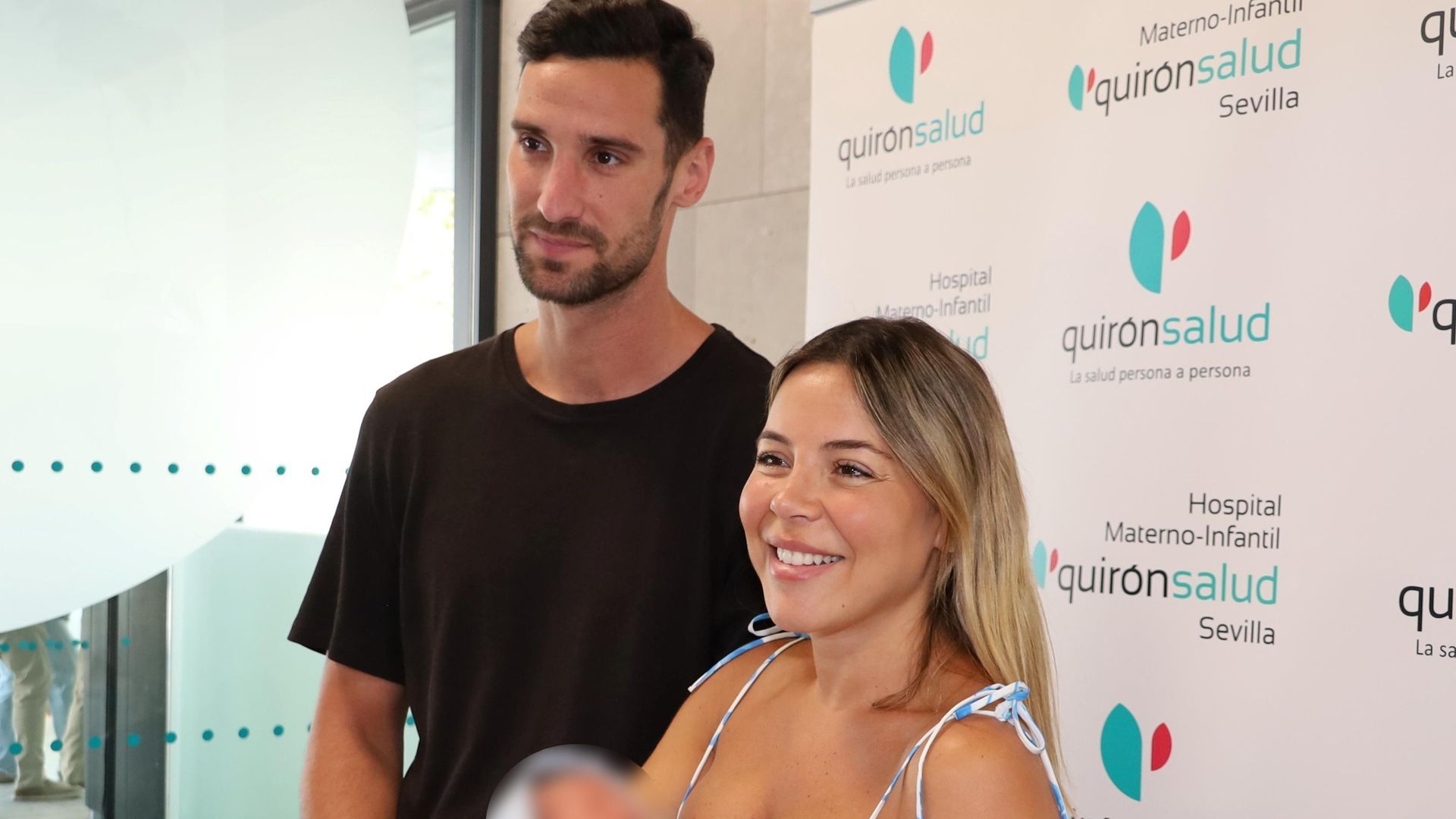 Alba Silva y Sergio Rico abandonan el hospital con su segundo hijo Alba Silva y Sergio Rico abandonan el hospital con su segundo hijo