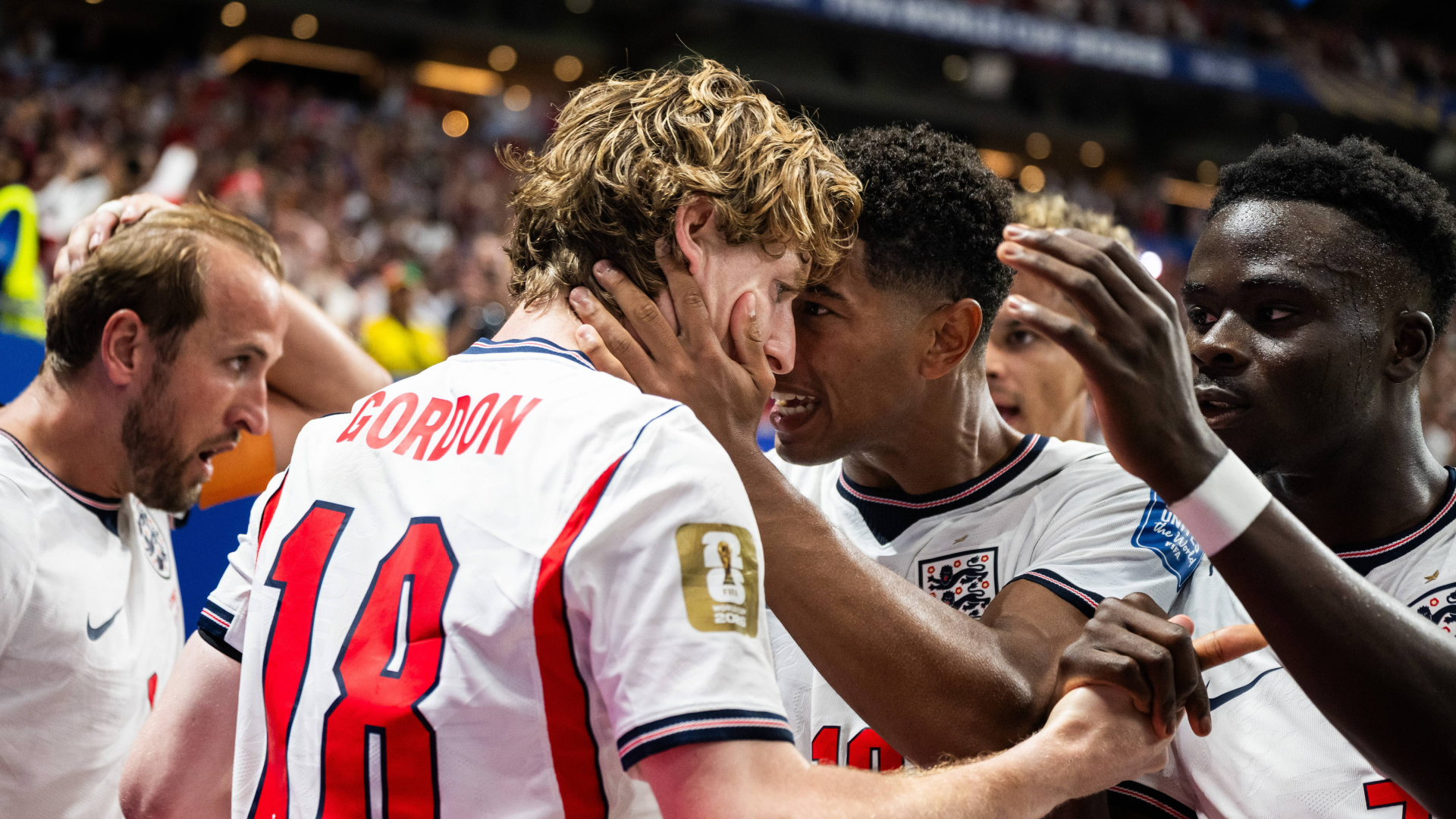 Bellingham abraza a Anthony Gordon en el Inglaterra-Congo
