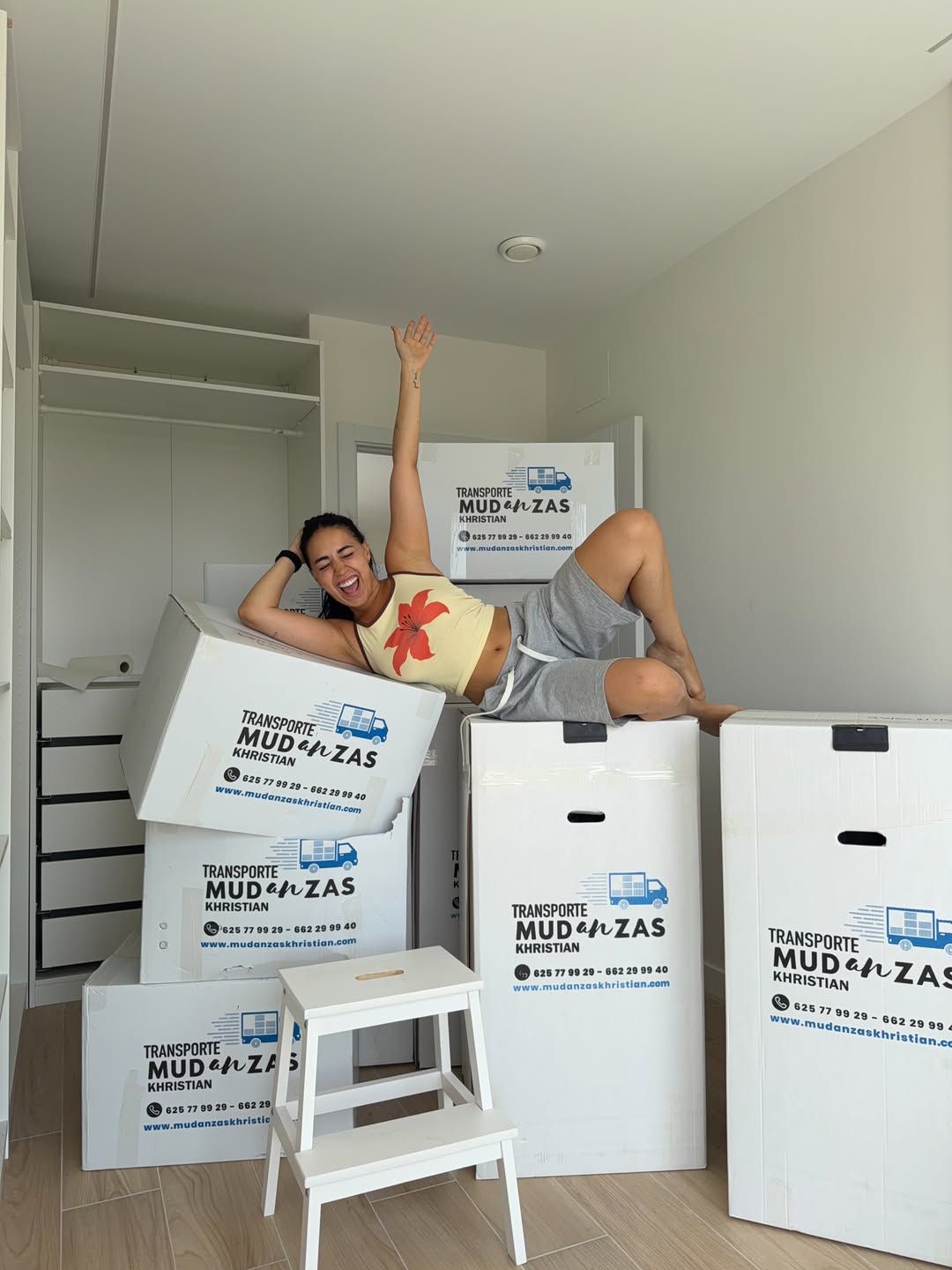 Carla Flila haciendo la mudanza