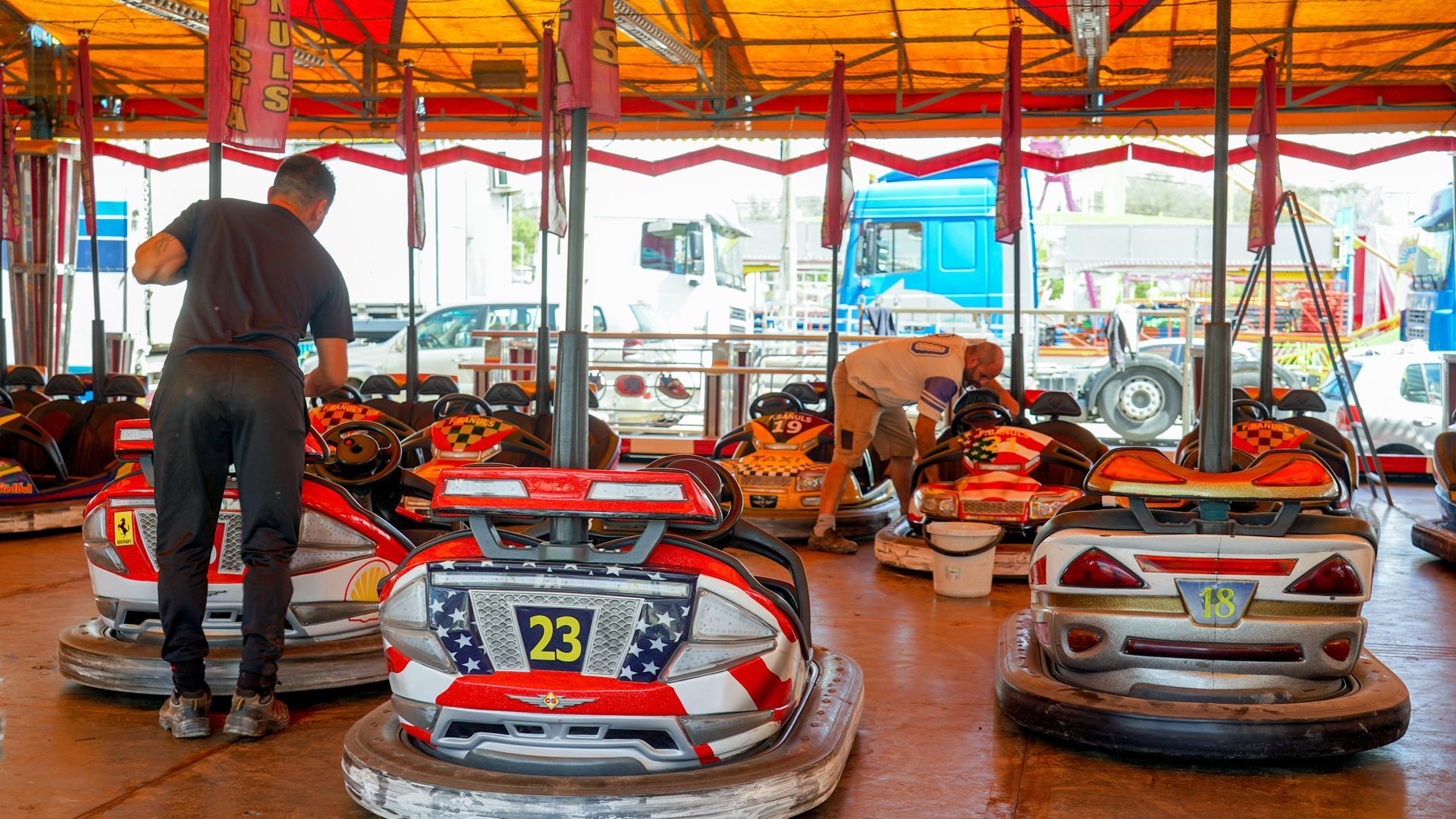 Coches de choque o locos en una feria Coches de choque o locos en una feria