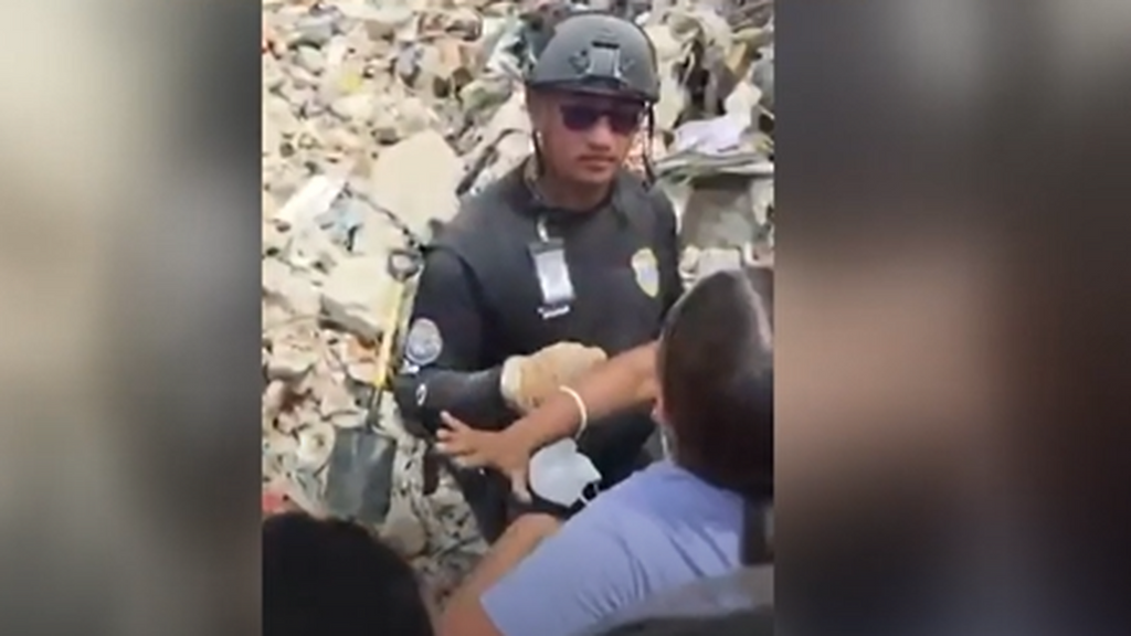 Detenidos cuatro policías en Venezuela por coger dinero de entre los escombros en las casas derrumbadas en La Guaira