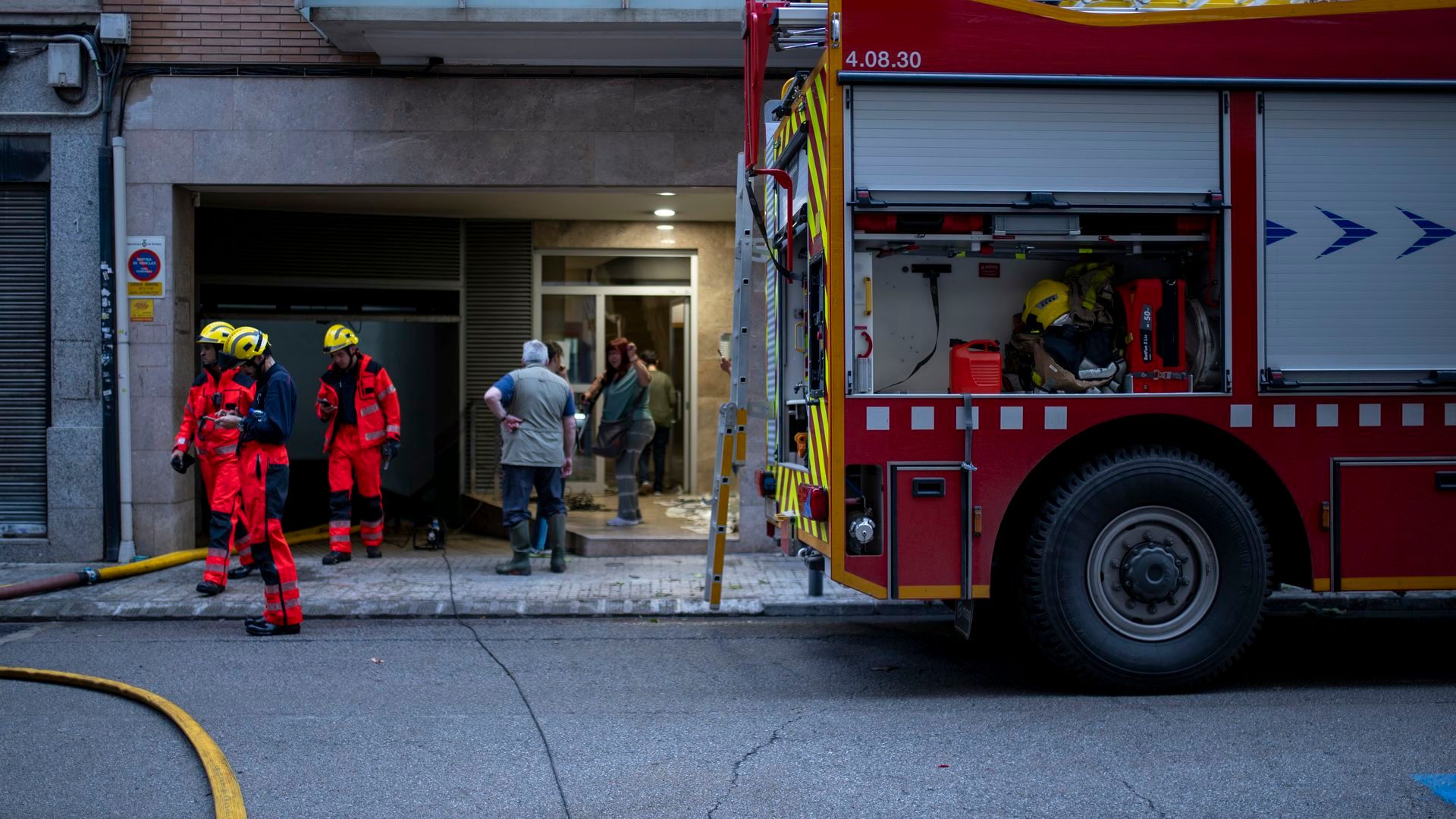 EuropaPress_5269913_varios_bomberos_ayudan_afectados_inundaciones_calles_terrassa_13_junio_2023 EuropaPress_5269913_varios_bomberos_ayudan_afectados_inundaciones_calles_terrassa_13_junio_2023