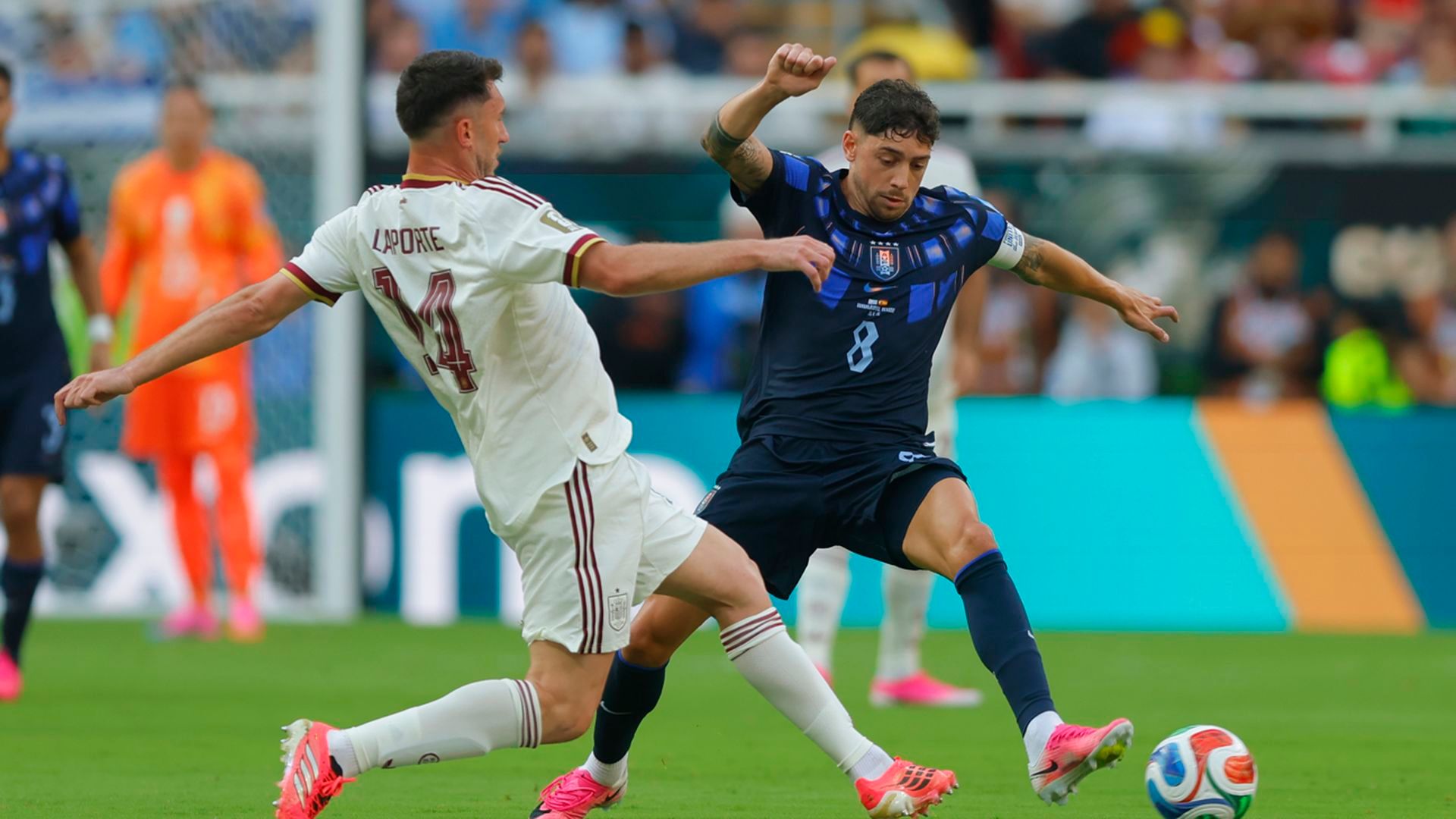 Fede Valverde evade a Laporte en el Uruguay - España Fede Valverde evade a Laporte en el Uruguay - España