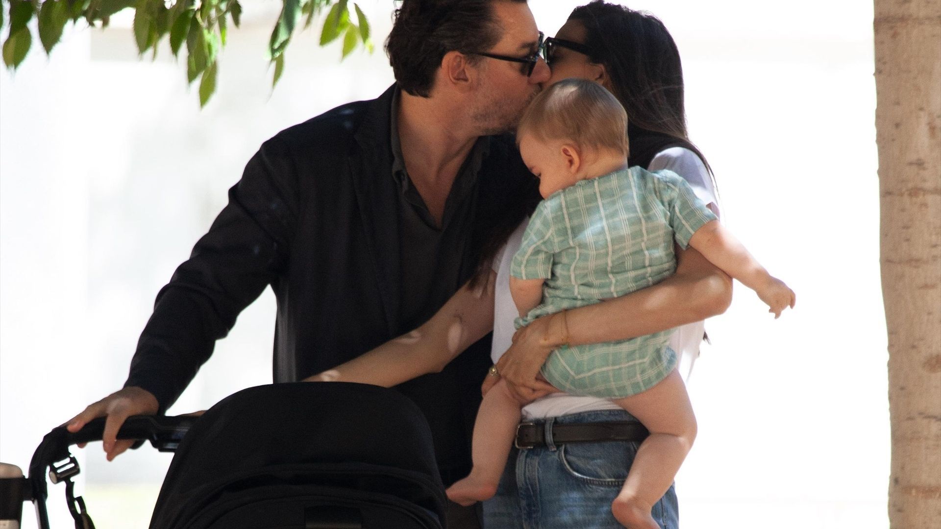 Jonathan Andic, con su mujer, Paula Nata, y su hijo de diez meses, en un momento familiar