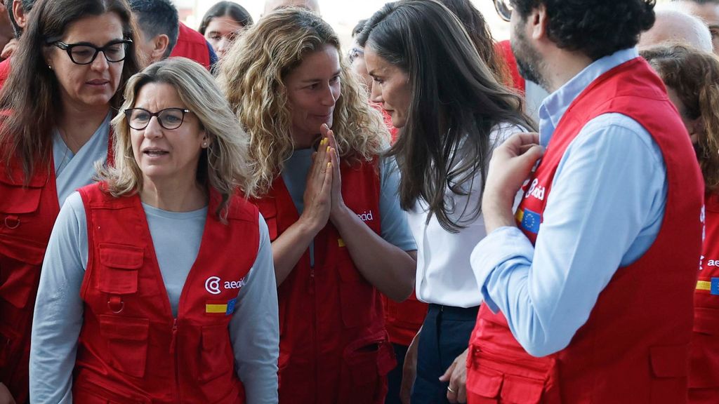 La reina Letizia traslada su agradecimiento al equipo español que prestará ayuda en Venezuela y alaba la manera en la que acompañan y ayudan "a quienes sufren"