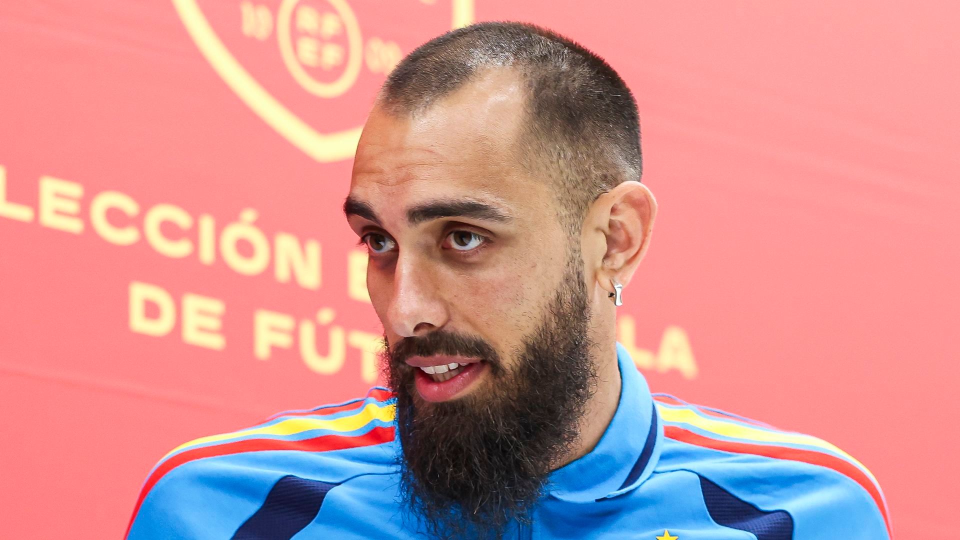 La respuesta de Borja Iglesias a los insultos tras publicar la bandera del orgullo: "El fútbol no es para homófobos" La respuesta de Borja Iglesias a los insultos tras publicar la bandera del orgullo: "El fútbol no es para homófobos"