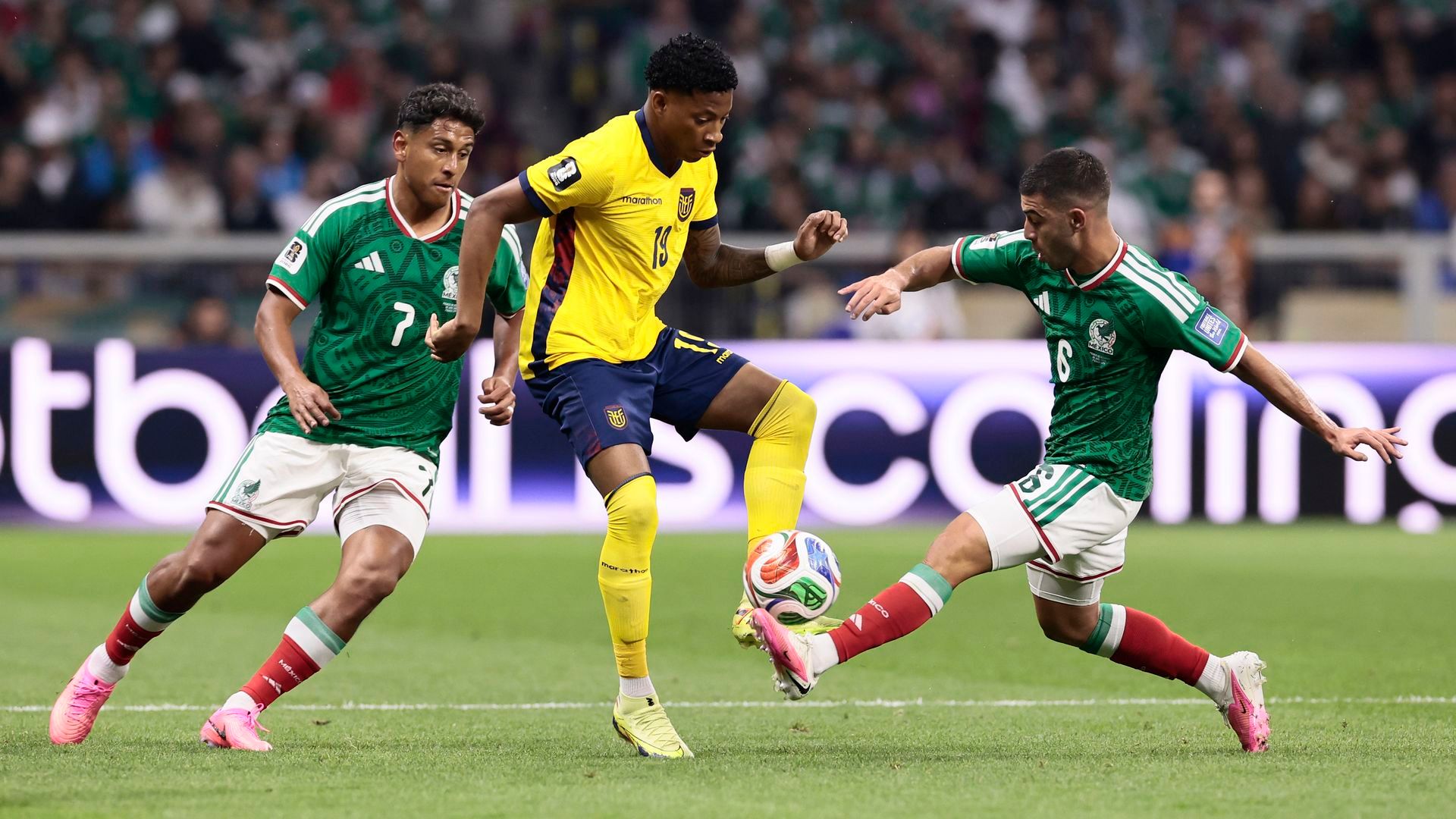 Los jugadores de México y Ecuador durante el partido