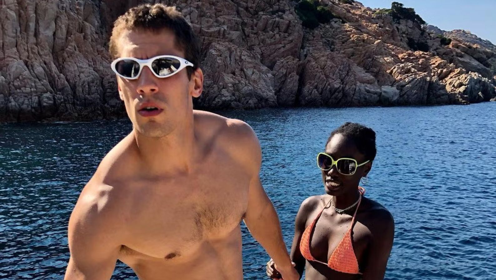 Martiño Rivas y su expareja Lily Fofana en una playa de Galicia