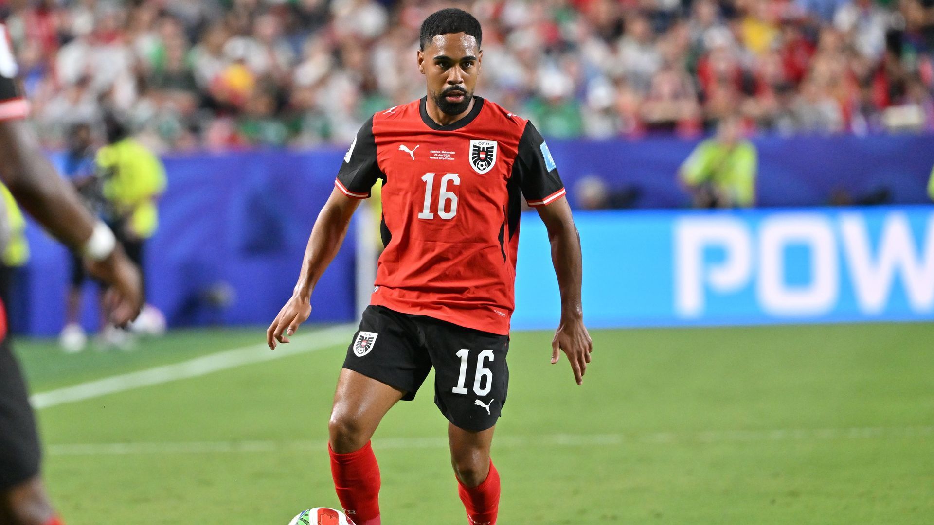 Mwene, durante un partido con Austria.