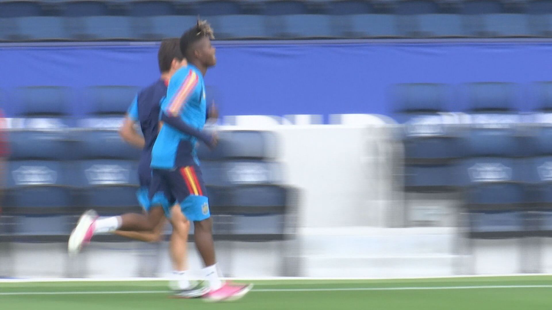 Nico Williams corre en la previa ante Austria