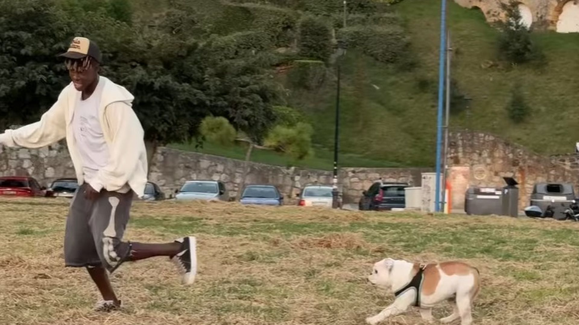 Nico Williams corretea con su perra Bimba Nico Williams corretea con su perra Bimba