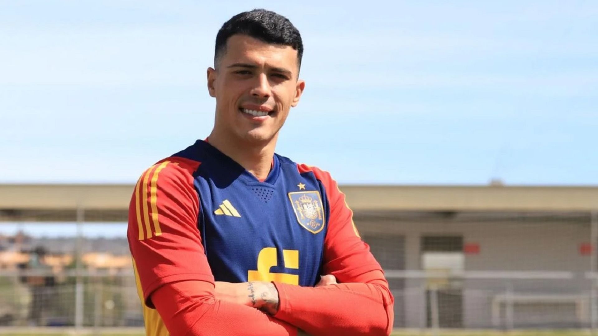 Pedro Porro con el uniforme de entrenamiento de la selección Pedro Porro con el uniforme de entrenamiento de la selección