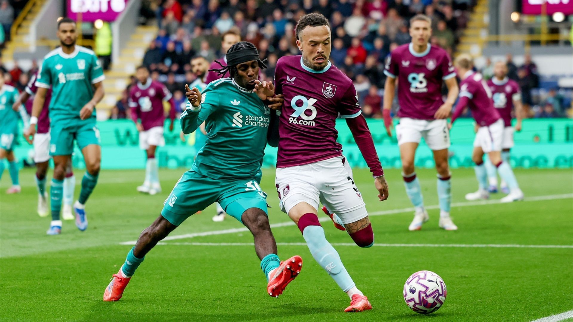 Quilindschy Hartman se mide a Frimpong en la Premier