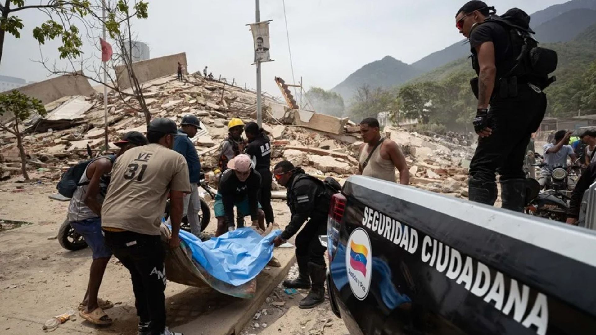 Recupen un cuerpo entre los escombros de edificios afectados por los terremotos en La Guaira Recupen un cuerpo entre los escombros de edificios afectados por los terremotos en La Guaira