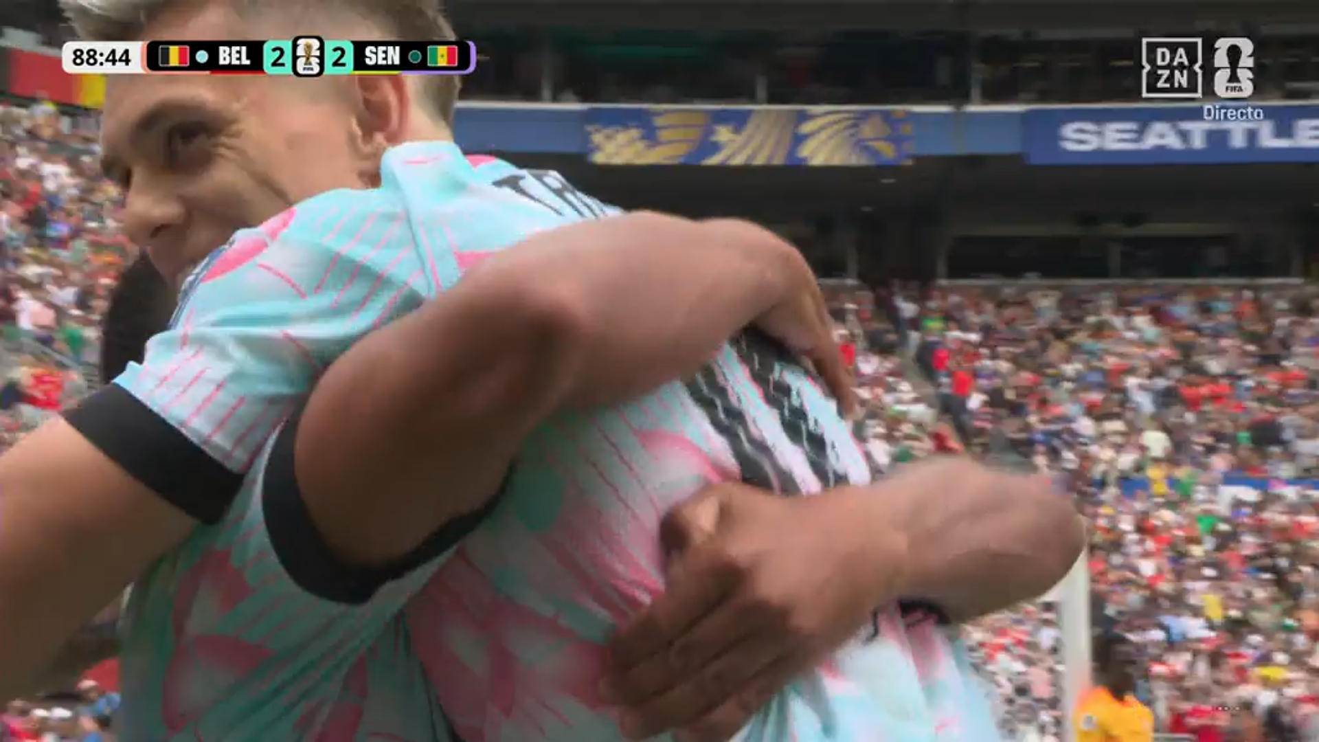 Trossard y Tielemans se abrazan tras el empate de Bélgica
