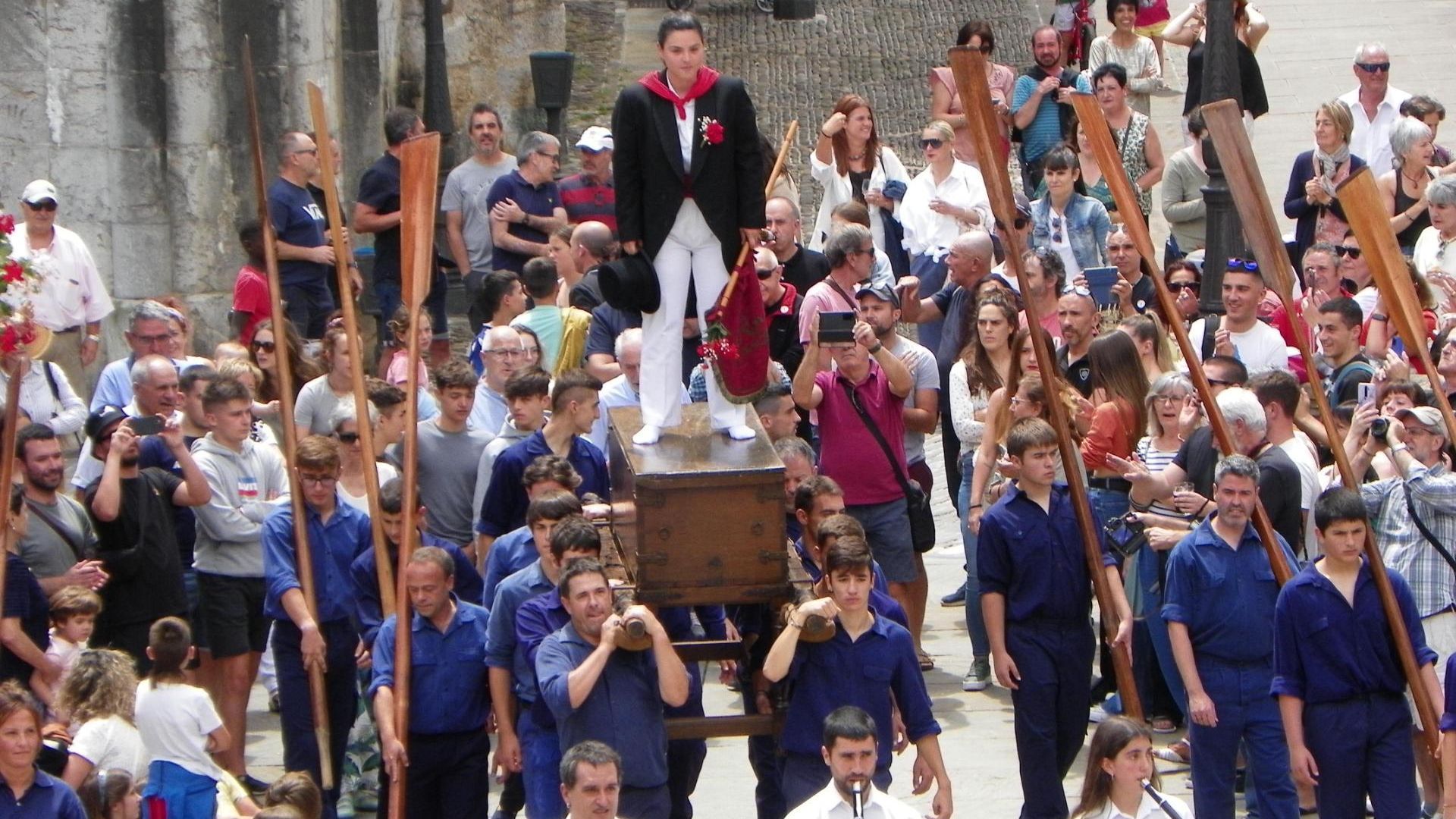 Un danzante sobre el arcón en Lekeitio Un danzante sobre el arcón en Lekeitio