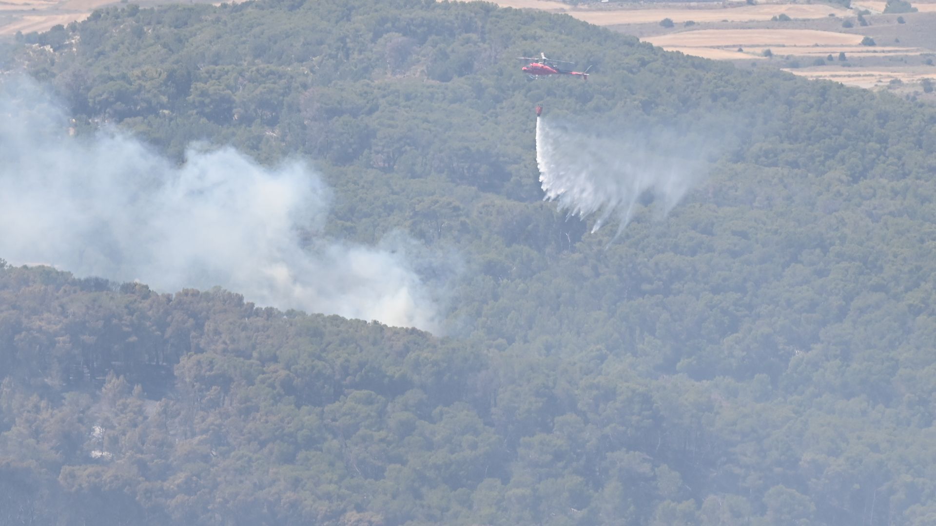 Un helicóptero trabaja para extinguir un incendio en Leciñena, Zaragoza Un helicóptero trabaja para extinguir un incendio en Leciñena, Zaragoza