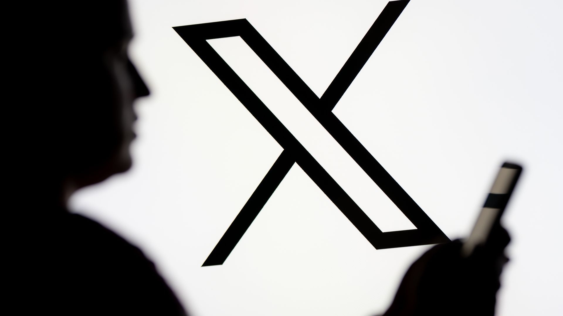 Un usuario interactúa con su cuenta de X en su dispositivo móvil Un usuario interactúa con su cuenta de X en su dispositivo móvil
