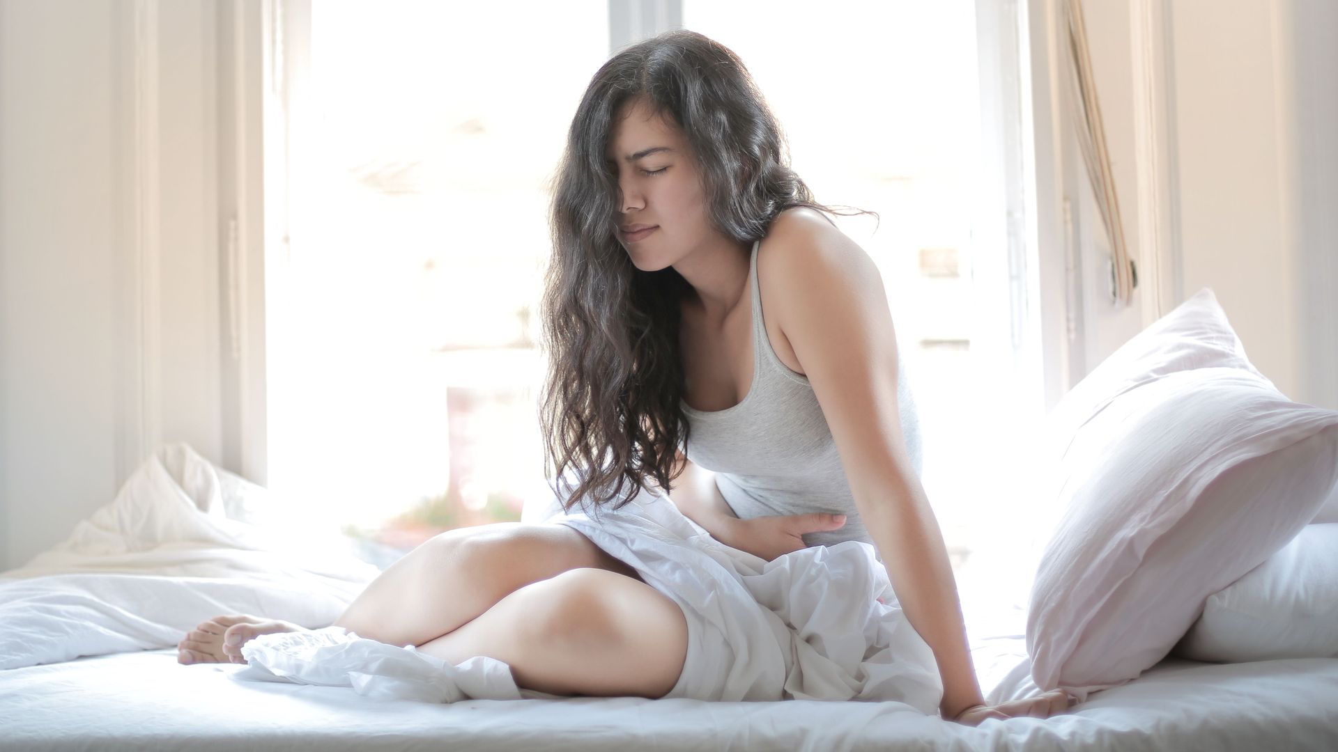 Una chica con dolor de barriga Una chica con dolor de barriga