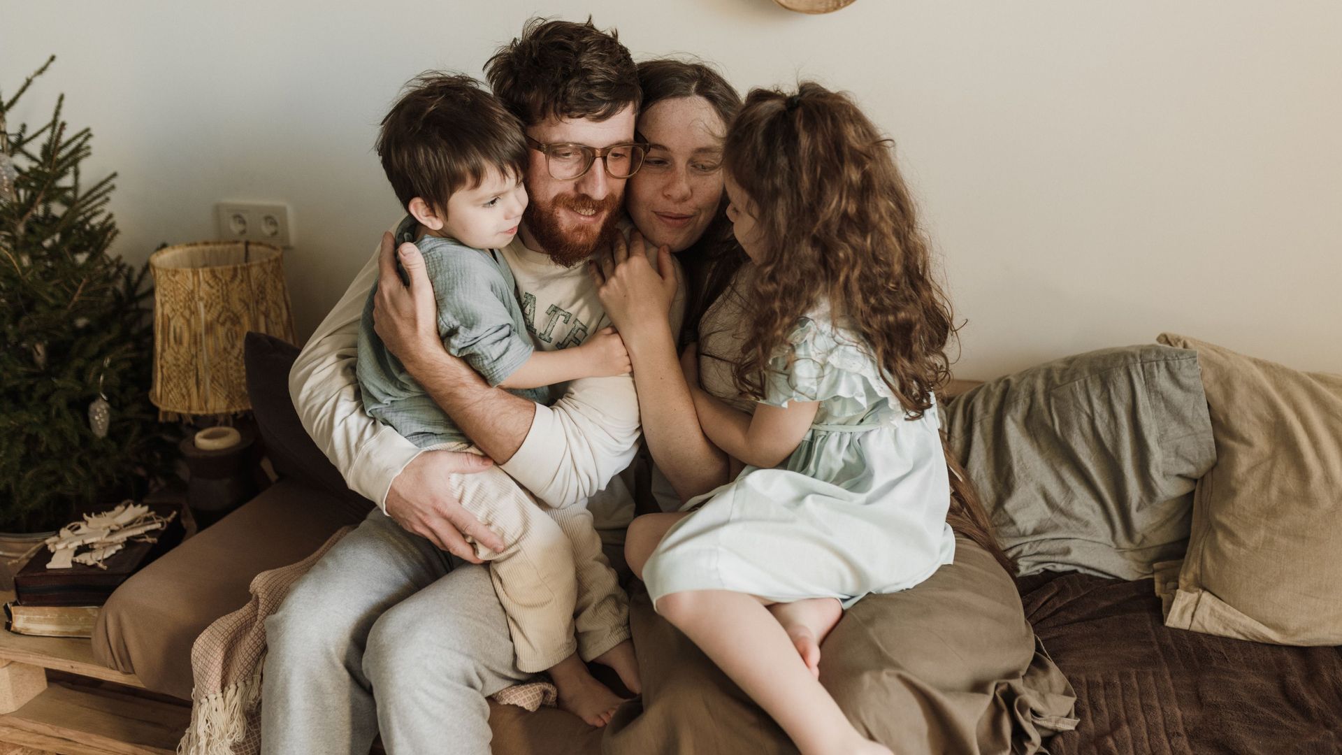 Una familia abrazada Una familia abrazada